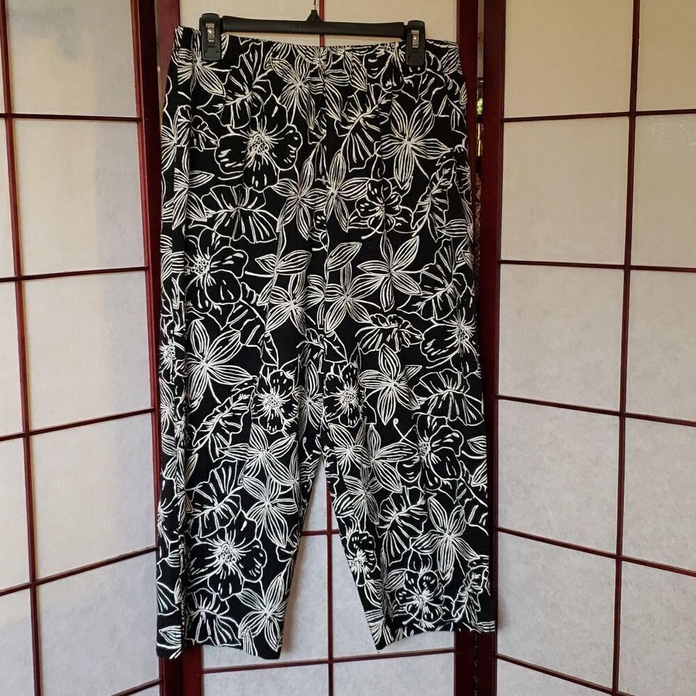Black & White Floral Capri Pants